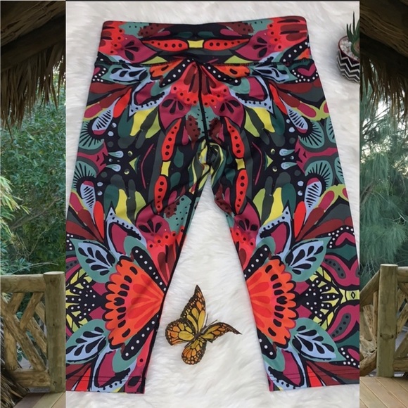 Betsey Johnson Butterfly Print Cropped Leggings with hidden front pocket. - Picture 3 of 5